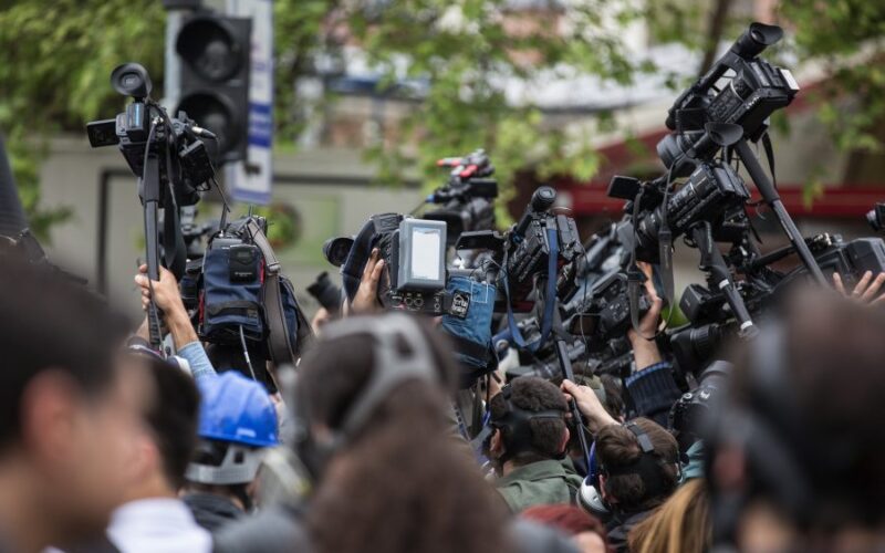 Građani više vjeruju novinarima nego političarima