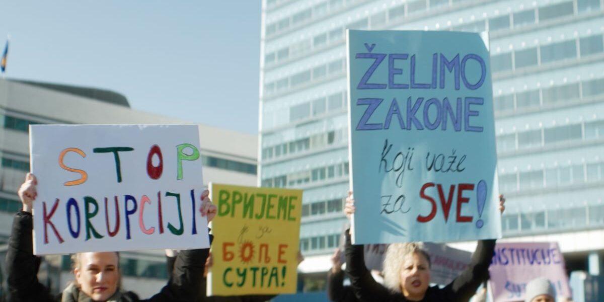 Pod lupom: Demokratija nestaje samo ako to dozvolimo