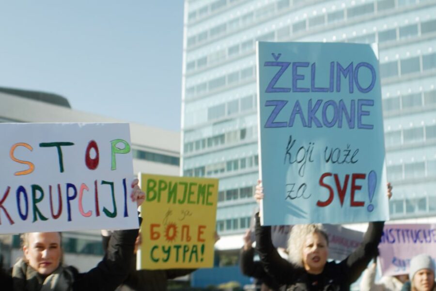 Pod lupom: Demokratija nestaje samo ako to dozvolimo